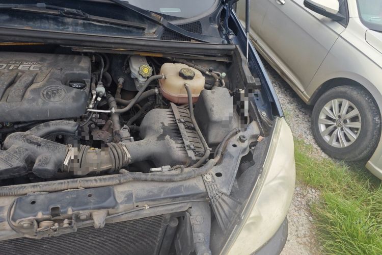 Used Buick GL8 2014 2.4L Executive Edition Engine Bay Left