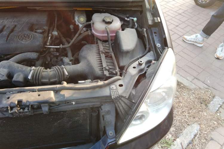 Used Buick GL8 2014 2.4L Classic Edition Engine Bay Left