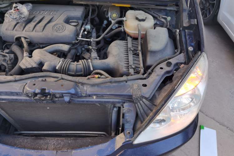 Used Buick GL8 2014 2.4L Classic Edition Engine Bay Left