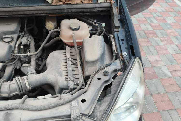 Used Buick GL8 2014 2.4L Comfort Edition Engine Bay Left