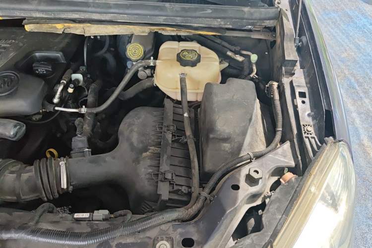 Used Buick GL8 2014 2.4L Comfort Edition Engine Bay Left