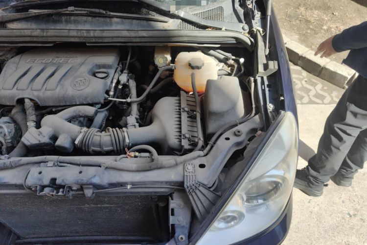 Used Buick GL8 2014 2.4L Classic Edition Engine Bay Left