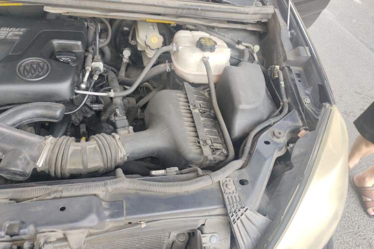 Used Buick GL8 2014 2.4L Classic Edition Engine Bay Left