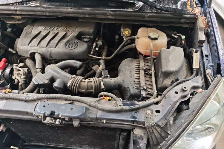 Used Buick GL8 2014 2.4L Comfort Edition Engine Bay Left