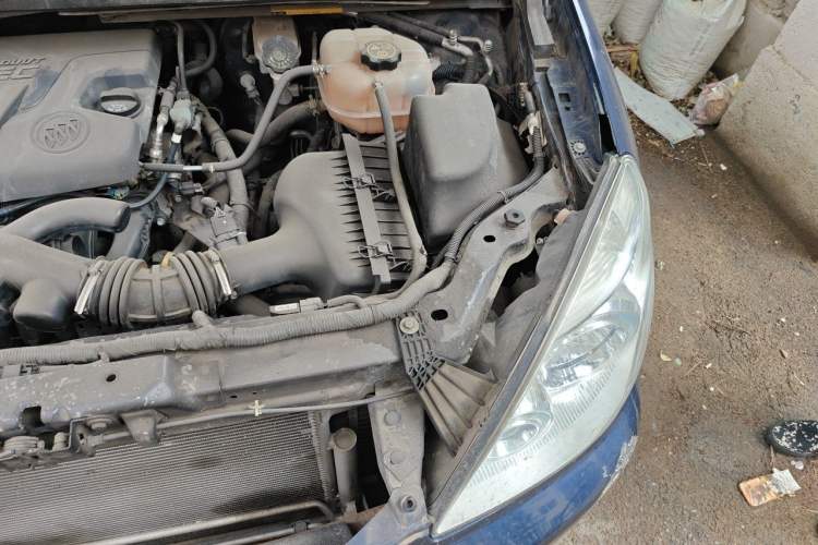 Used Buick GL8 2014 2.4L Comfort Edition Engine Bay Left