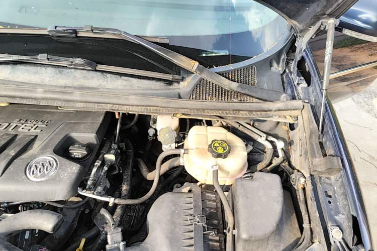 Used Buick GL8 2014 2.4L Classic Edition Engine Bay Left