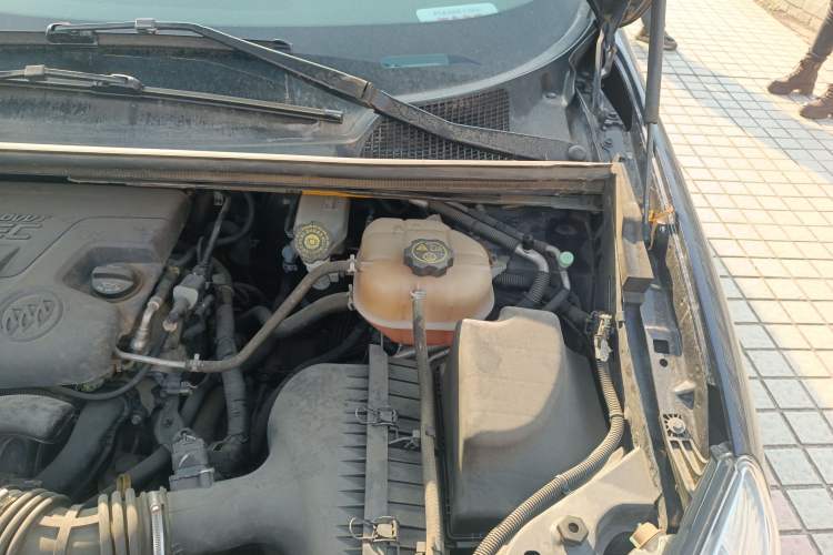 Used Buick GL8 2014 2.4L Classic Edition Engine Bay Left