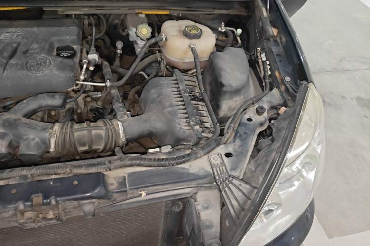 Used Buick GL8 2014 2.4L Classic Edition Engine Bay Left