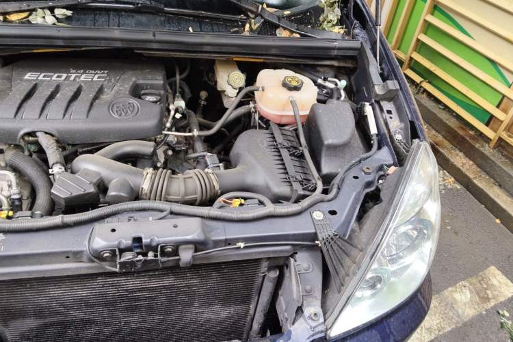 Used Buick GL8 2014 2.4L Executive Edition Engine Bay Left