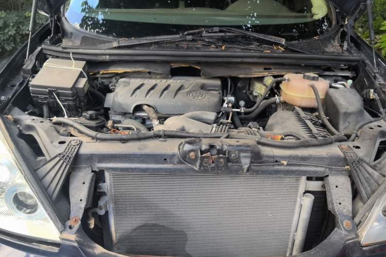 Used Buick GL8 2014 2.4L Classic Edition Engine Bay