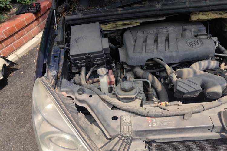 Used Buick GL8 2014 2.4L Comfort Edition Engine Bay Right
