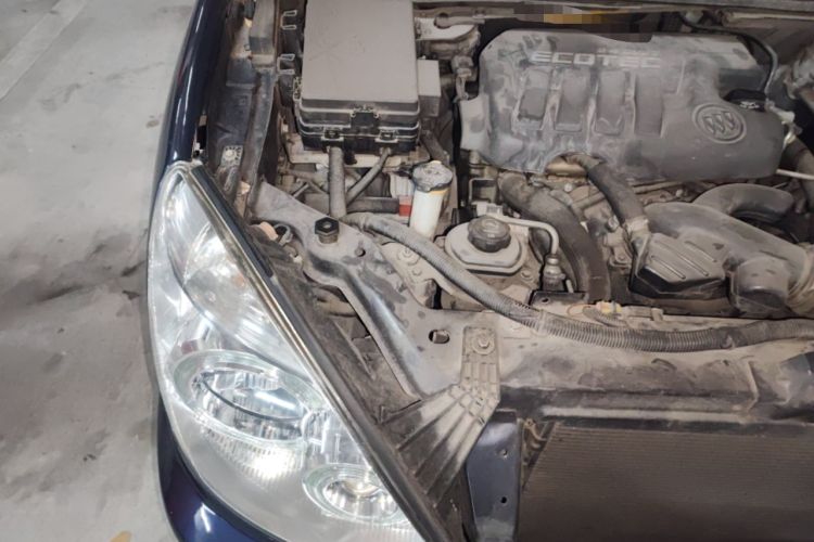 Used Buick GL8 2014 2.4L Comfort Edition Engine Bay Right