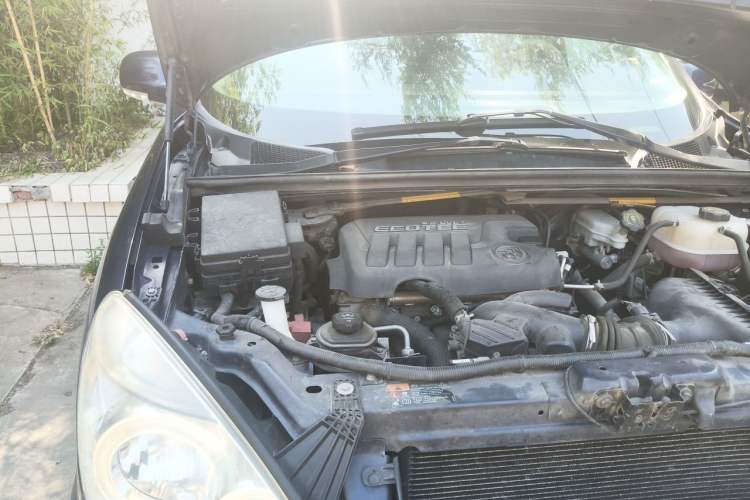Used Buick GL8 2014 2.4L Comfort Edition Engine Bay Right