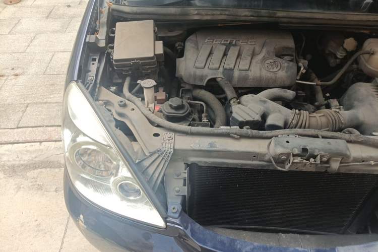 Used Buick GL8 2014 2.4L Comfort Edition Engine Bay Right