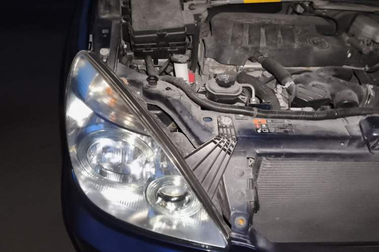Used Buick GL8 2014 2.4L Comfort Edition Engine Bay Right