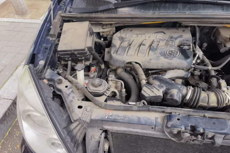 Used Buick GL8 2014 2.4L Comfort Edition Engine Bay Right