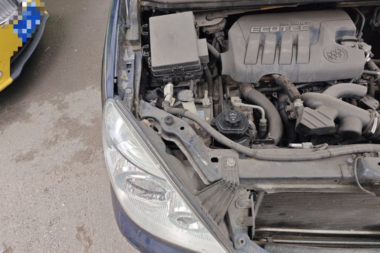 Used Buick GL8 2014 2.4L Comfort Edition Engine Bay Right