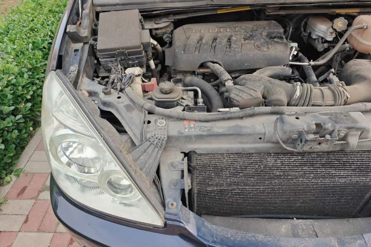 Used Buick GL8 2014 2.4L Comfort Edition Engine Bay Right