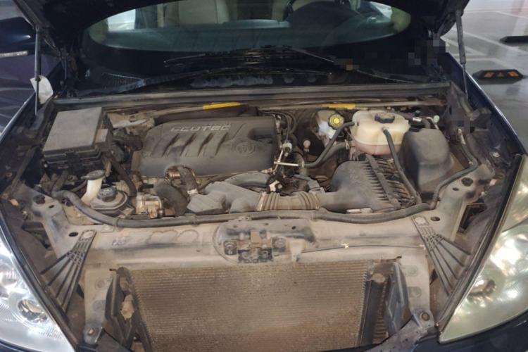 Used Buick GL8 2014 2.4L Executive Edition Engine Bay