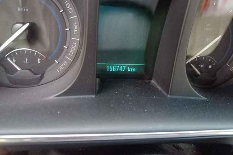 Used Buick GL8 2014 2.4L LT Luxury Business Executive Edition Odometer Close Up
