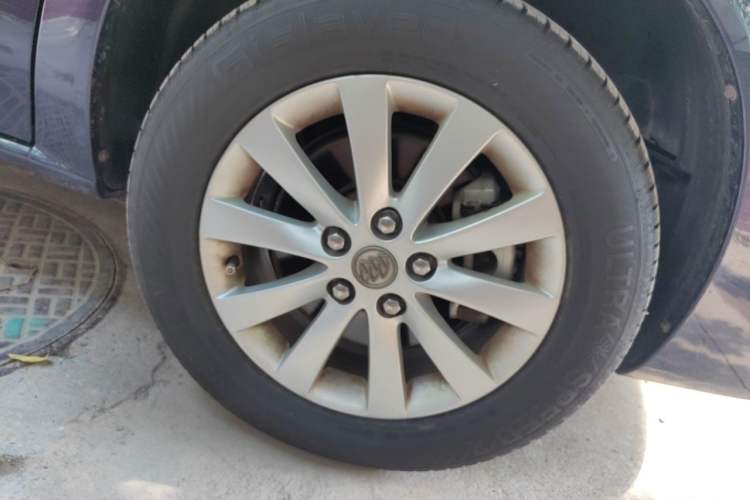 Used Buick GL8 2014 2.4L Executive Edition Right Front Wheel Hub
