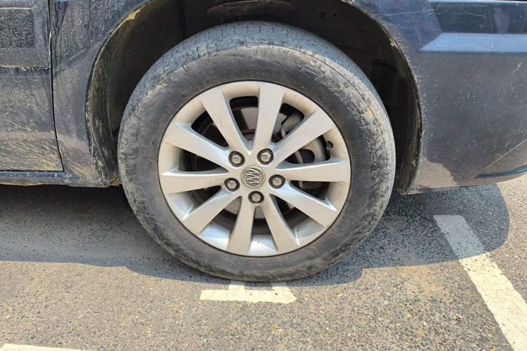 Used Buick GL8 2014 2.4L Executive Edition Right Front Wheel Hub