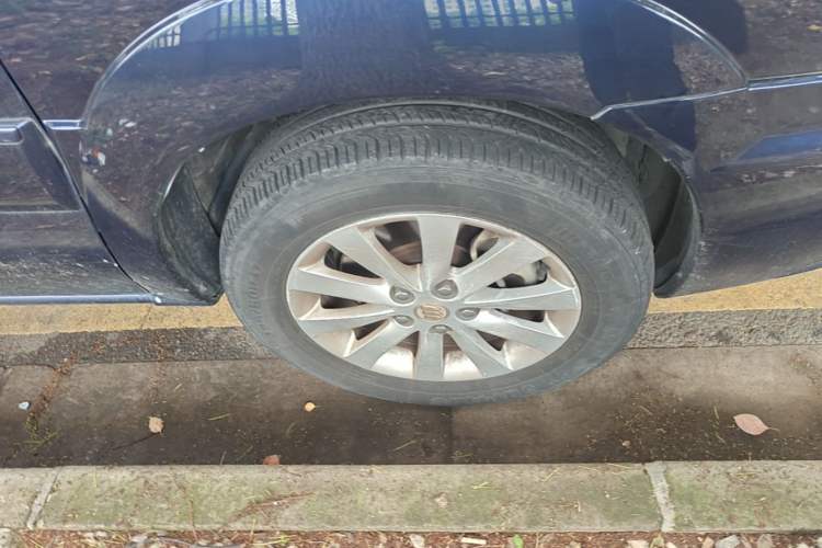Used Buick GL8 2014 2.4L Executive Edition Right Front Wheel Hub