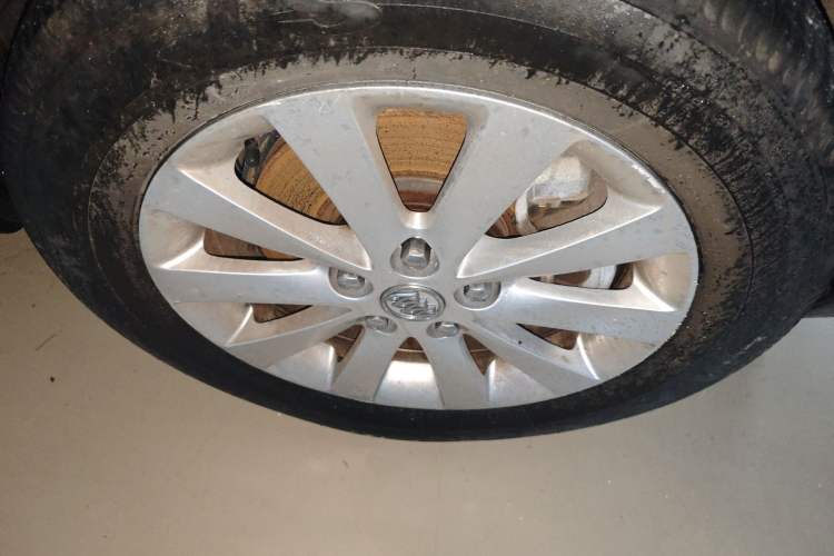 Used Buick GL8 2014 2.4L Executive Edition Right Front Wheel Hub