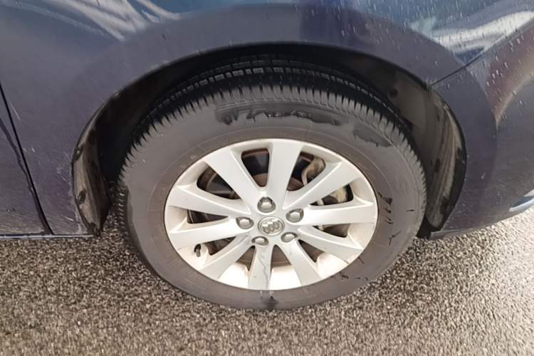 Used Buick GL8 2014 2.4L CT Luxury Business Comfort Edition Right Front Wheel Hub