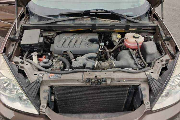 Used Buick GL8 2014 2.4L Classic Edition Engine Bay