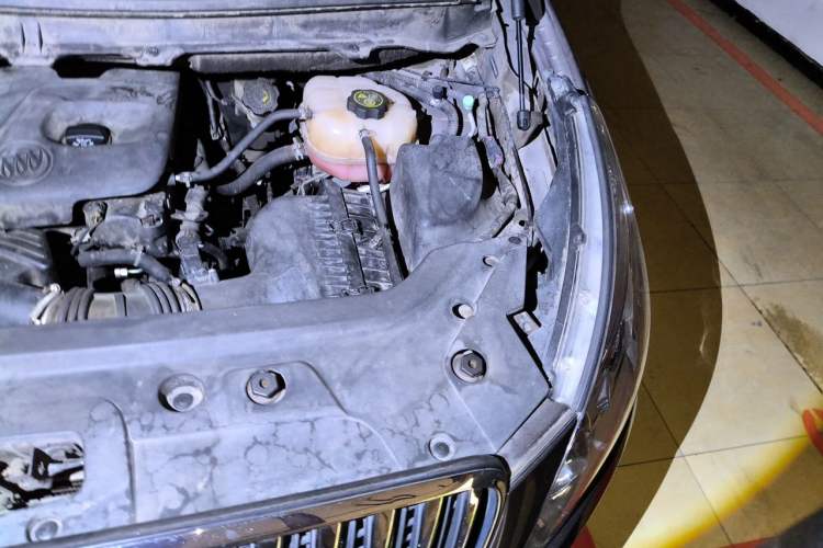 Used Buick GL8 2014 2.4L CT Luxury Business Comfort Edition Engine Bay Left
