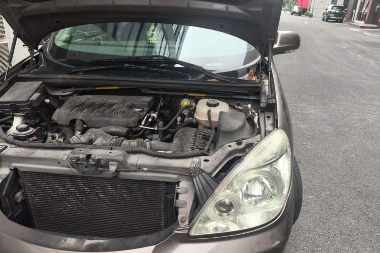 Used Buick GL8 2014 2.4L Classic Edition Engine Bay Left