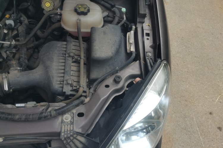 Used Buick GL8 2014 2.4L Classic Edition Engine Bay Left