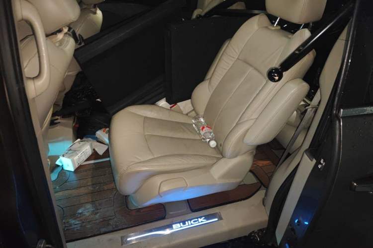 Used Buick GL8 2014 3.0L XT Luxury Business Flagship Edition Left Rear Seat