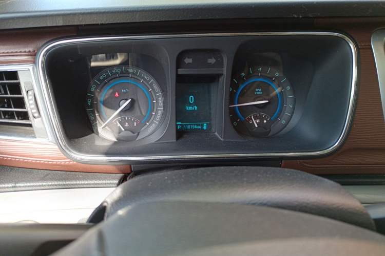 Used Buick GL8 2014 2.4L LT Luxury Business Executive Edition Odometer Close Up