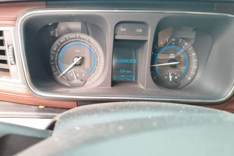 Used Buick GL8 2014 2.4L LT Luxury Business Executive Edition Odometer Close Up