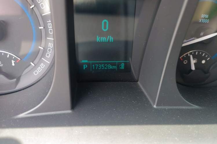 Used Buick GL8 2014 3.0L GT Luxury Business Haoya Edition Odometer Close Up