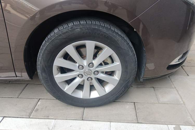 Used Buick GL8 2014 2.4L CT Luxury Business Comfort Edition Right Front Wheel Hub