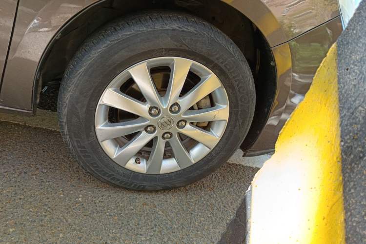 Used Buick GL8 2014 2.4L LT Luxury Business Executive Edition Right Front Wheel Hub