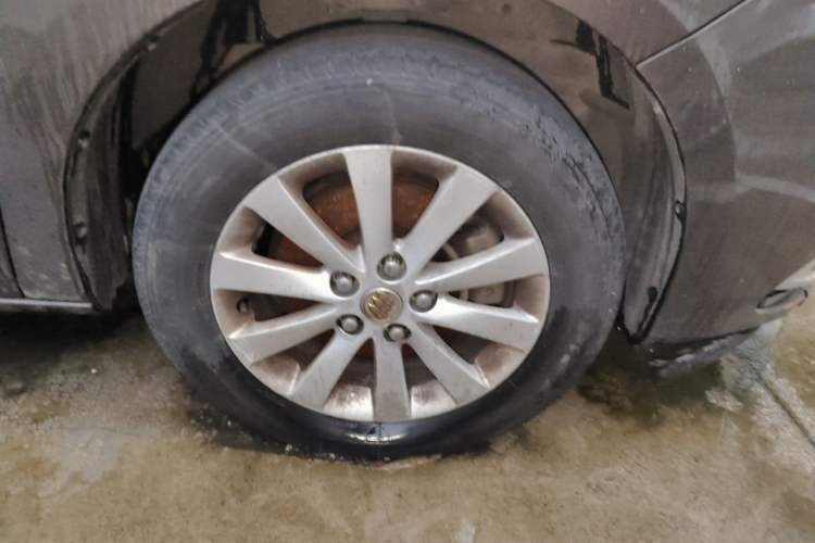 Used Buick GL8 2014 2.4L CT Luxury Business Comfort Edition Right Front Wheel Hub