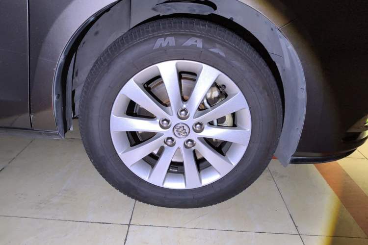 Used Buick GL8 2014 2.4L CT Luxury Business Comfort Edition Right Front Wheel Hub