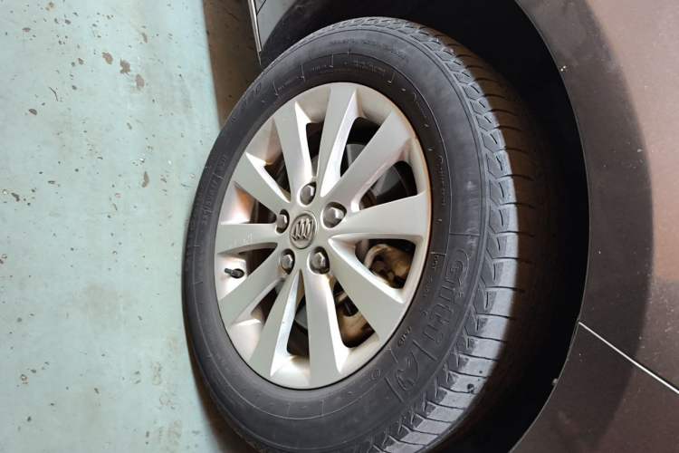 Used Buick GL8 2014 2.4L CT Luxury Business Comfort Edition Right Front Wheel Hub