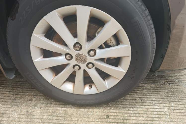Used Buick GL8 2014 2.4L CT Luxury Business Comfort Edition Right Front Wheel Hub