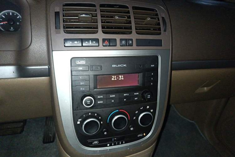 Used Buick GL8 2014 2.4L Comfort Edition Audio And AC Panel