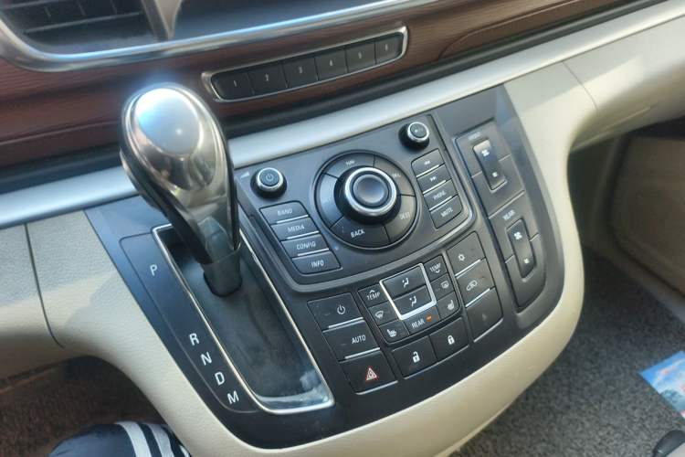 Used Buick GL8 2014 3.0L GT Luxury Business Haoya Edition Audio And AC Panel
