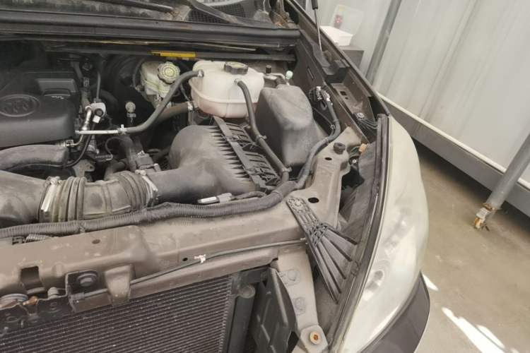 Used Buick GL8 2014 2.4L Classic Edition Engine Bay Left