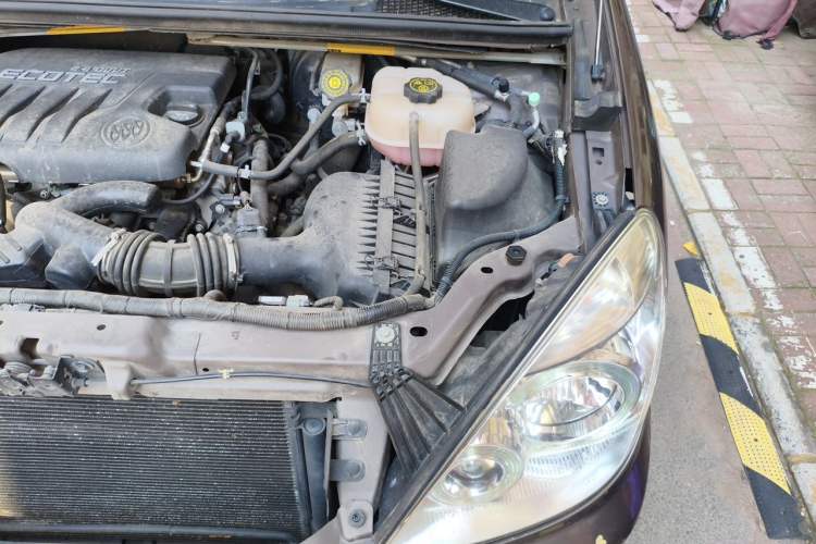 Used Buick GL8 2014 2.4L Comfort Edition Engine Bay Left