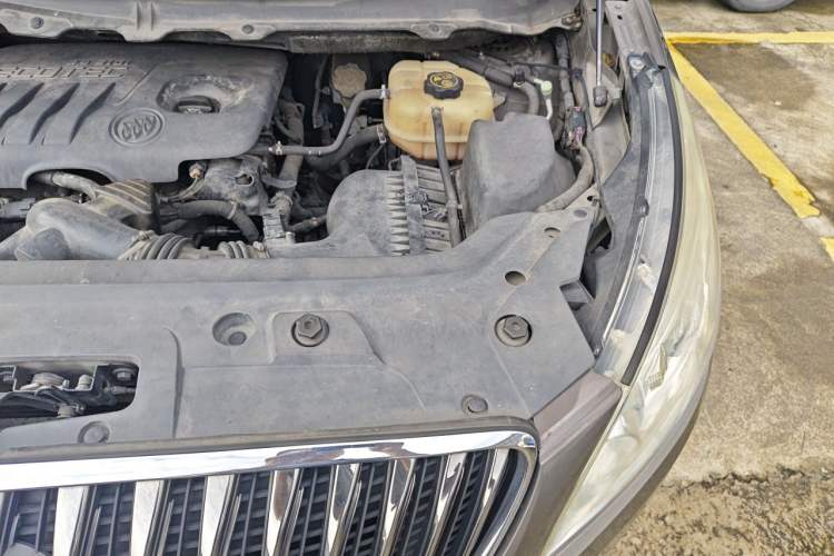 Used Buick GL8 2014 2.4L CT Luxury Business Comfort Edition Engine Bay Left