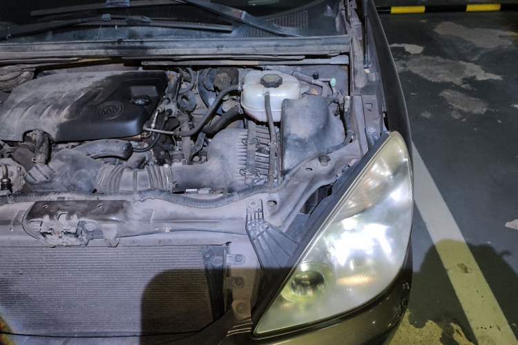 Used Buick GL8 2014 2.4L Executive Edition Engine Bay Left