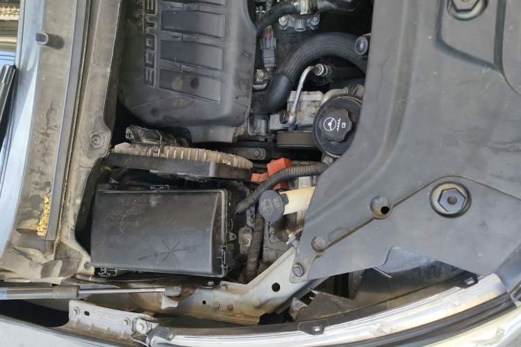 Used Buick GL8 2014 2.4L LT Luxury Business Executive Edition Engine Bay Right